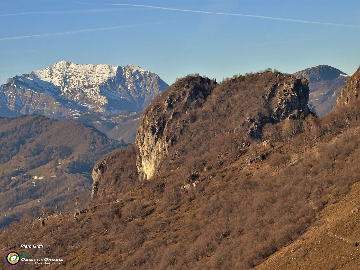 31 In primo piano la Corna Camoscera (1329 m), sullo sfondo il Grignone (2410 m) innevato.JPG